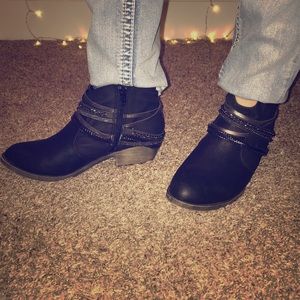 Short heeled boots